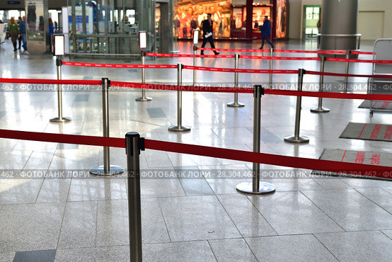 Moscow, Russia - April 4. 2018. belt guardrails in Vnukovo airport. Редакционное фото, фотограф Володина Ольга / Фотобанк Лори