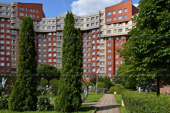 Moscow, Russia - Aug 10. 2025. Beautiful house in MZhK microdistrict in Zelenograd. Редакционное фото, фотограф Володина Ольга / Фотобанк Лори