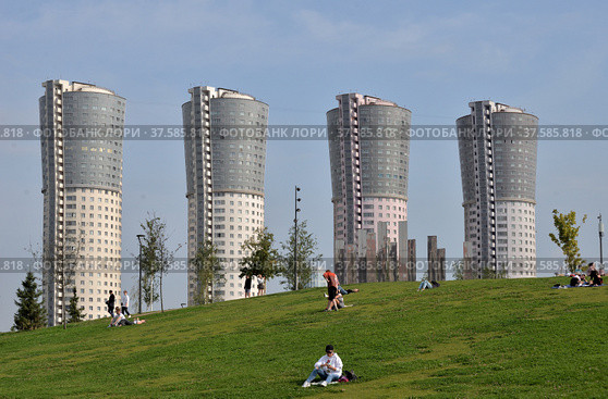 Moscow, Russia, August 28, 2021: View of high-rise buildings from Khodynskoye field - Moscow park in southern part of historic area of same name. Редакционное фото, фотограф Алексей Антипов / Фотобанк Лори