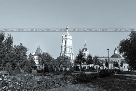 Moscow, Russia - August 30, 2024. Novospassky Monastery, Transfiguration Cathedral and Bell Tower. Редакционное фото, фотограф Григорий Стоякин / Фотобанк Лори