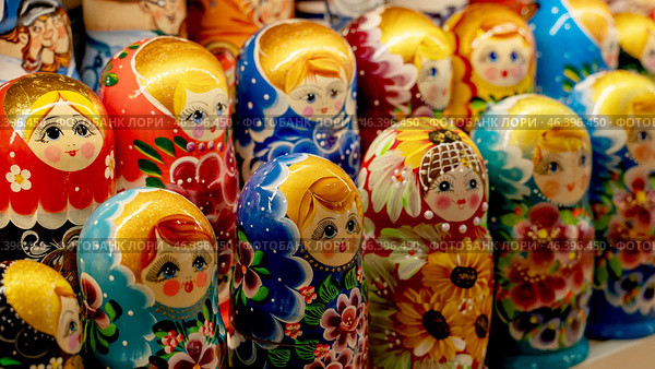 Moscow, Russia, February 04, 2024: souvenir matryoshka doll on the souvenir counter. Редакционное фото, фотограф Igor Skripachev / Фотобанк Лори