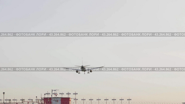 MOSCOW , RUSSIA, June 10, 2023: The Commercial passenger airplane flying overhead on sunny day on June 10, 2023 in Moscow, Russia. Стоковое фото, фотограф Фотограф / Фотобанк Лори