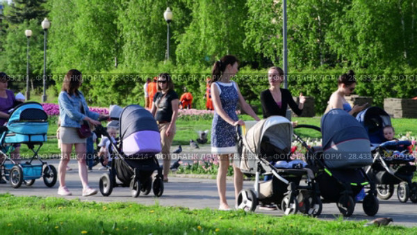 Moscow, Russia - May 15. 2018. Moms with strollers walk along boulevard in Zelenograd. Редакционное видео, видеограф Володина Ольга / Фотобанк Лори