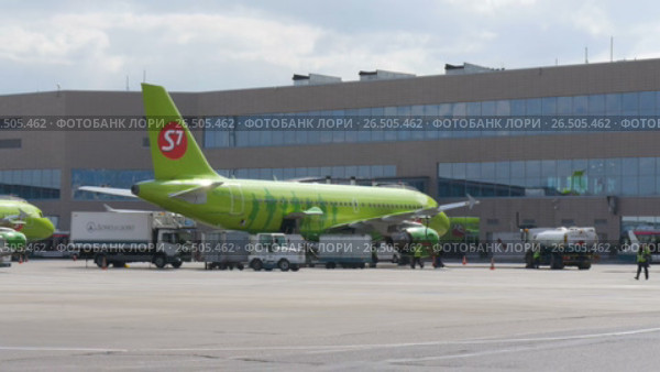 MOSCOW, RUSSIA May 30, 2017: Time lapse. The the aircraft of the airline S7 receives service at the Domodedovo airport. Loads luggage and meals for passengers. Редакционное видео, видеограф Игорь Усачев / Фотобанк Лори