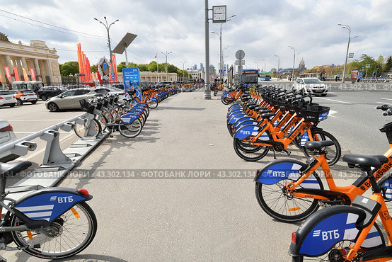 Moscow, Russia - May 9. 2024. Velobike - city bike rental with VTB Bank logo near Gorky Park. Редакционное фото, фотограф Володина Ольга / Фотобанк Лори
