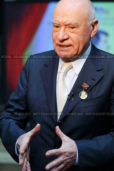 MOSCOW, RUSSIA - NOV 18, 2013: Leo Bokeria (Academician of RAMN, RAN, Director of Center of Cardiovascular Surgery) is interviewed at ceremony on Gold Medal of Lev Nikolayev in Pushkin Museum. Редакционное фото, фотограф Losevsky Pavel / Фотобанк Лори