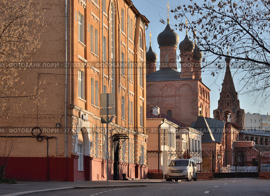 Moscow, Russia, November 16, 2021:   Entrance and Cathedral (Dormition) of Assumption of Blessed Virgin Mary (17th century), bell tower and old hisroric house, Krutitsy Patriarchal Metochion  (13th century) Редакционное фото, фотограф Алексей Антипов / Фотобанк Лори