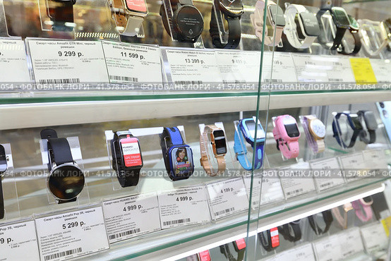 Moscow, Russia - Oct 19. 2023. Smart watch in DNS network store selling household appliances in Zelenograd. Редакционное фото, фотограф Володина Ольга / Фотобанк Лори
