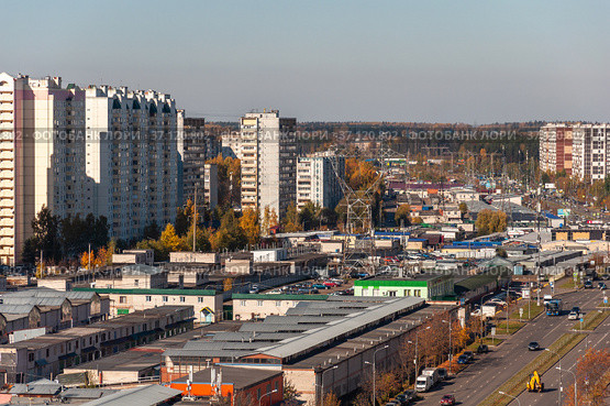 Moscow, Russia - Oct 5. 2021. garages and high-rise residential buildings in town of Andreevka (2000 год). Редакционное фото, фотограф Володина Ольга / Фотобанк Лори