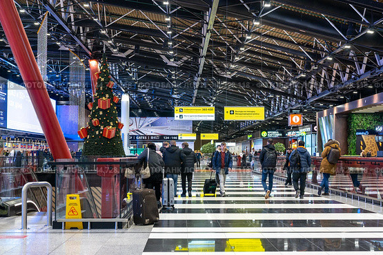 Moscow, Russia,  Sheremetyevo airport. hall with flight information monitors and cafe in Terminal C (2023 год). Редакционное фото, фотограф Павел Муравьев / Фотобанк Лори