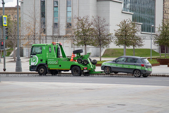 Moscow, Russia.May 6, 2024.Evacuation of incorrectly parked cars. Редакционное фото, фотограф Александр Поташев / Фотобанк Лори