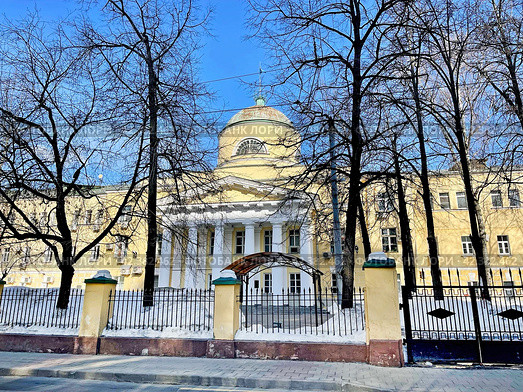 Моска, Протопоповский переулок, 25 строение 1. Набилковская богадельня весной, 1831 год постройки. Редакционное фото, фотограф Овчинникова Ирина / Фотобанк Лори