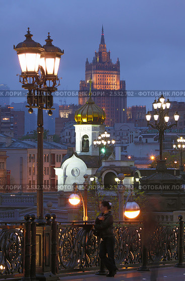 Московские сумерки. Вид с Патриаршего моста. Редакционное фото, фотограф Юрий Кирсанов / Фотобанк Лори