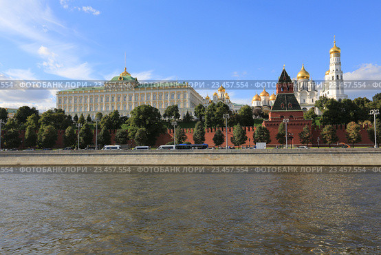 Московский кремль. Вид с реки на Кремлевскую набережную (2016 год). Стоковое фото, фотограф Яна Королёва / Фотобанк Лори