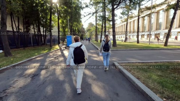 Московский марафон. Болельщики идут к старту соревнования. Сентябрь. Moscow Marathon. Fans go to the start of the competition. September. Редакционное видео, видеограф Горшков Александр / Фотобанк Лори