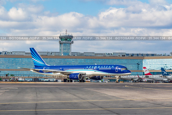 Московский международный аэропорт Домодедово (DME). Самолет Boeing 757-200 авиакомпании Azerbaijan Airlines («AZAL - Азербайджанские Авиалинии»), бортовой номер 4K-AZII, на летном поле (2019 год). Редакционное фото, фотограф Владимир Сергеев / Фотобанк Лори
