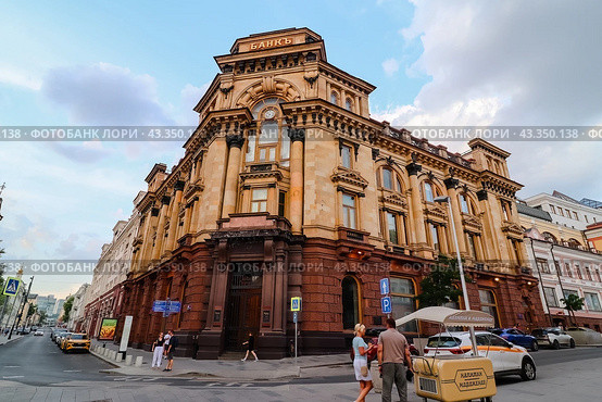 Московский Международный торгово-промышленный банк Л.С. Полякова. Улица Рождественка, 8/15 строение 3 (2024 год). Редакционное фото, фотограф Константин Григорьев / Фотобанк Лори
