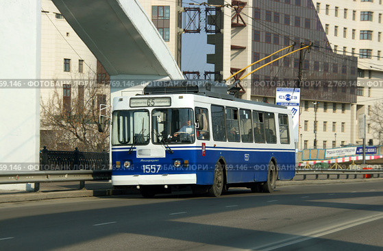 Московский троллейбус, модель ЗиУ-682ГМ1 с широкой дверью (2011 год). Редакционное фото, фотограф Щеголева Ольга / Фотобанк Лори