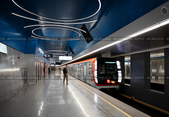 Московское метро, новый поезд Москва на станции Окская Некрасовской линии (2024 год). Редакционное фото, фотограф Павел Авакумов / Фотобанк Лори