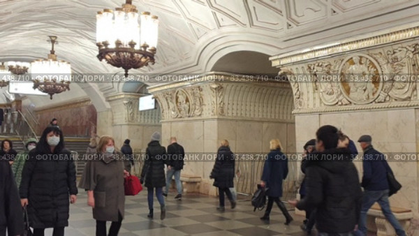Москва, 25 марта 2020. Люди передвигаются в московском метро. Редакционное видео, видеограф Мила Демидова / Фотобанк Лори