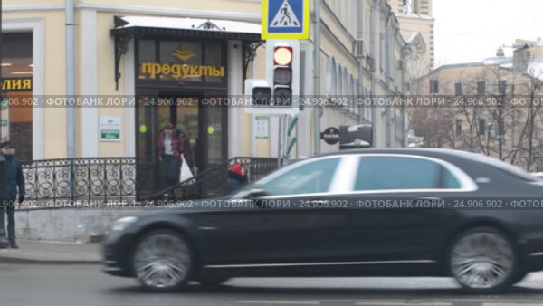 Москва, автомобили едут на Покровке (2017 год). Редакционное видео, видеограф Дмитрий Неумоин / Фотобанк Лори