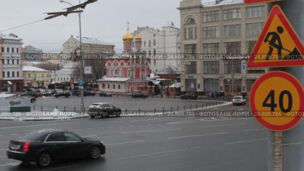 Москва, автомобили проносятся на большой скорости мимо дома на Славянской площади (2017 год). Редакционное видео, видеограф Дмитрий Неумоин / Фотобанк Лори