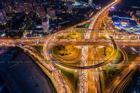 Москва, автомобильная развязка на МКАД и Ленинградском шоссе (2019 год). Редакционное фото, фотограф glokaya_kuzdra / Фотобанк Лори