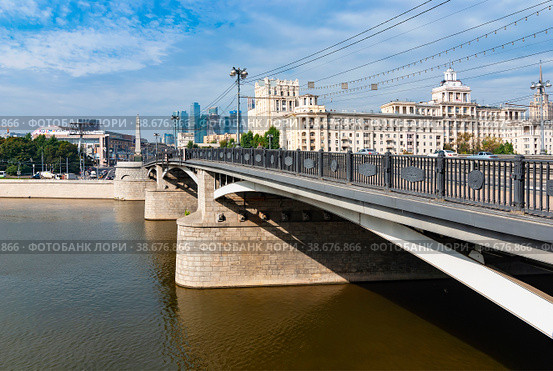 Москва. Бородинский мост - стальной трёхпролётный мост балочной конструкции через реку Москву, (2013 год). Редакционное фото, фотограф Зобков Юрий / Фотобанк Лори