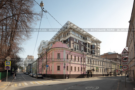 Москва, Бродников переулок справа и Малая Полянка слева (2017 год). Редакционное фото, фотограф Дмитрий Неумоин / Фотобанк Лори