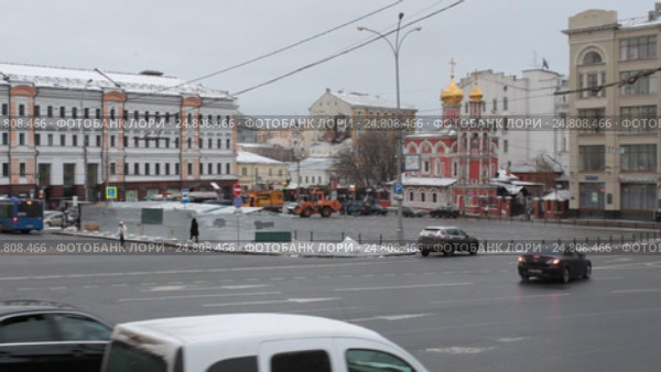 Москва, быстро едущие автомобили на Славянской площади (2017 год). Стоковое видео, видеограф Дмитрий Неумоин / Фотобанк Лори