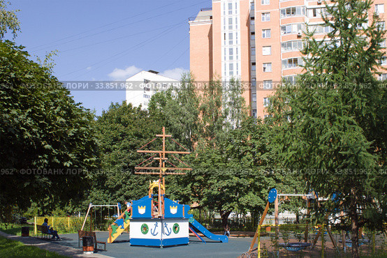 Москва. Детская площадка в сквере на улице Тихомирова, Северное Медведково (2019 год). Редакционное фото, фотограф Елена Орлова / Фотобанк Лори