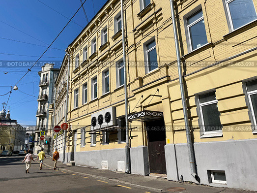 Москва, дом 5 строение 1 в Лялином переулке. Ранее жилой дом с торговыми помещениями (1895, архитектор Алексей Щеглов). (2021 год). Редакционное фото, фотограф Овчинникова Ирина / Фотобанк Лори