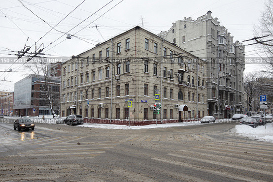 Москва,  дом на углу улицы Новорязанской и 1-й Басманный переулок (2016 год). Редакционное фото, фотограф Дмитрий Неумоин / Фотобанк Лори