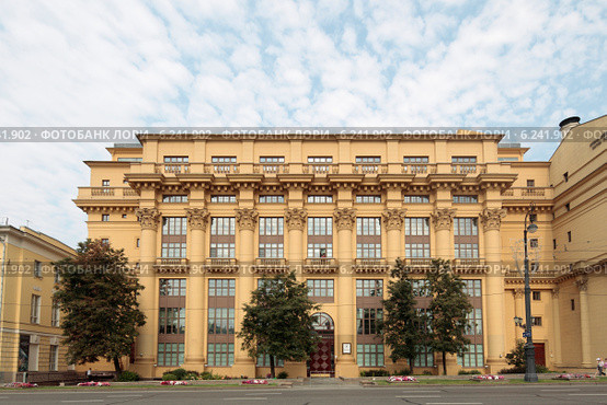 Москва, фасад красивого здания на Моховой улице (2014 год). Редакционное фото, фотограф Дмитрий Неумоин / Фотобанк Лори