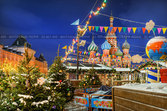 Москва. Флажки и украшения Красной площади. Flags and other New Year decorations of Red Square (2018 год). Стоковое фото, фотограф Baturina Yuliya / Фотобанк Лори