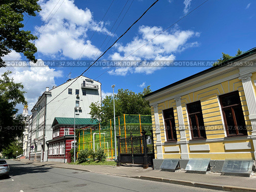 Москва, Голиковский переулок в солнечный июньский день (2022 год). Стоковое фото, фотограф Овчинникова Ирина / Фотобанк Лори