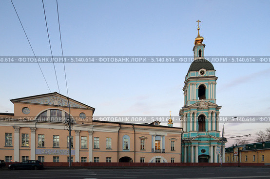 Москва. Городская усадьба Гончарова-Филипповых (1877, архитектор А. Е. Вебер) и храм Троицы Живоначальной в Серебряниках (2013 год). Редакционное фото, фотограф Дмитрий Неумоин / Фотобанк Лори