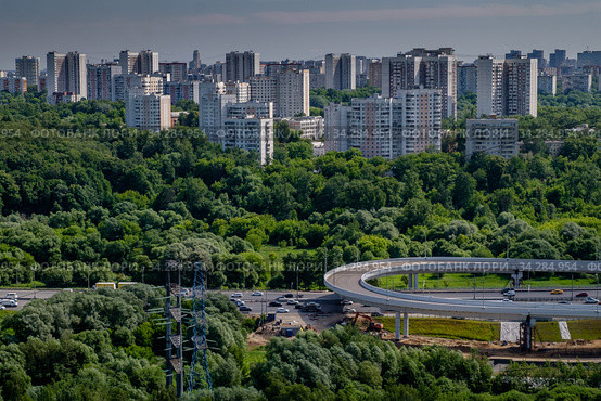 Москва, городская застройка в районе Южное Тушино и разворотная эстакада на 69-м километре МКАД (2020 год). Редакционное фото, фотограф glokaya_kuzdra / Фотобанк Лори