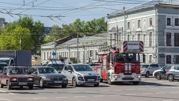 Москва. Городской пейзаж. Пожарная машина едет по Трубной площади (2014 год). Редакционное фото, фотограф Михаил Широков / Фотобанк Лори