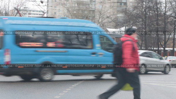 Москва, городской транспорт съезжает с Измайловского шоссе на Семёновскую площадь (2017 год). Редакционное видео, видеограф Дмитрий Неумоин / Фотобанк Лори
