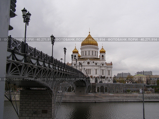 Москва. Храм Христа Спасителя и Патриарший мост в пасмурную погоду (2011 год). Стоковое фото, фотограф Оксана / Фотобанк Лори