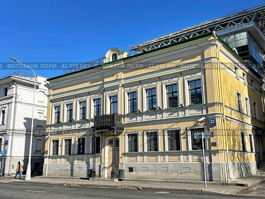 Москва, историческое здание "Дом Брюсовых" по адресу: Цветной бульвар, дом 22, строение 1 , 1854 года постройки. Стоковое фото, фотограф Овчинникова Ирина / Фотобанк Лори