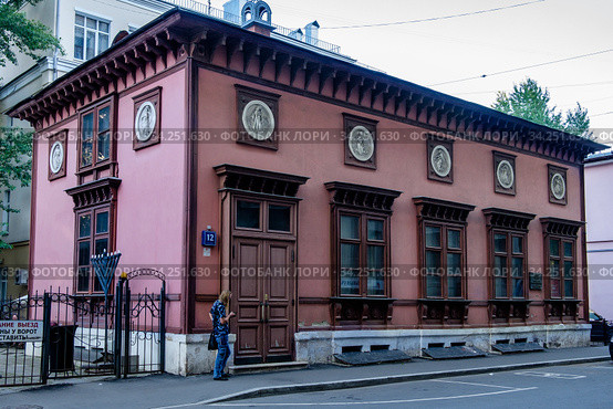 Москва, Калошин переулок, дом 12 строение 1 (2020 год). Редакционное фото, фотограф glokaya_kuzdra / Фотобанк Лори