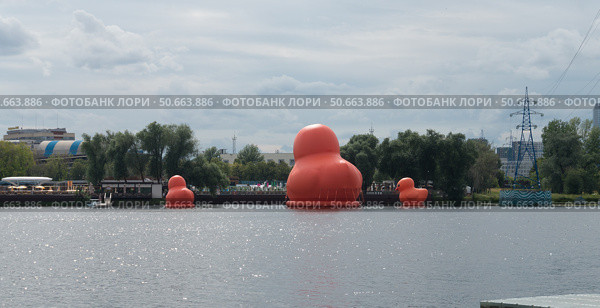 Москва, Кожуховский затон, гигантские маскоты уток, остров мечты. Редакционное фото, фотограф Николай Алмаев / Фотобанк Лори
