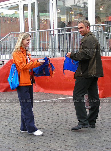 Москва. Красная площадь. Праздник кубка УЕФа. Девушка раздает подарки (2008 год). Редакционное фото, фотограф lana1501 / Фотобанк Лори