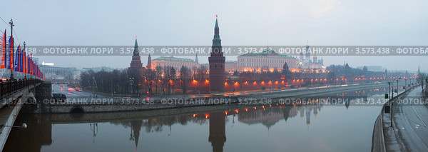 Москва. Кремль. Хмурый рассвет. Редакционное фото, фотограф Юрий Кирсанов / Фотобанк Лори
