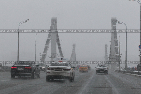 Москва Крымский мост зимой (2021 год). Редакционное фото, фотограф Дмитрий Неумоин / Фотобанк Лори