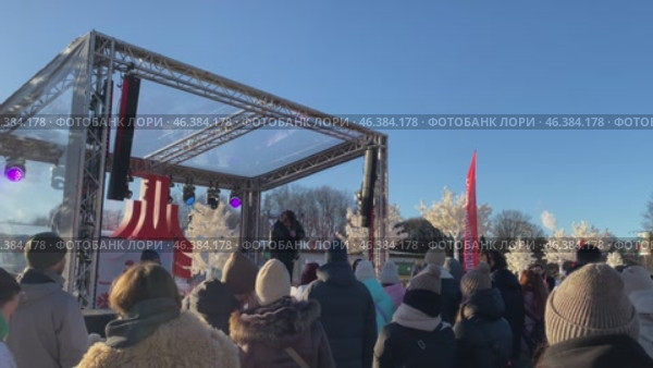 Москва. Люди слушают выступление музыкантов в парке Горького. Редакционное видео, видеограф Анастасия / Фотобанк Лори