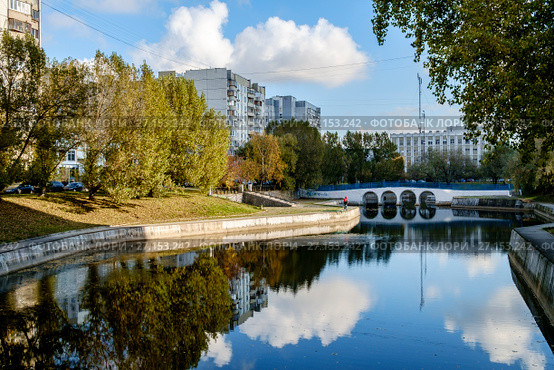 Москва, Марьино, пруд с мостиком на Марьинском бульваре (2017 год). Стоковое фото, фотограф glokaya_kuzdra / Фотобанк Лори