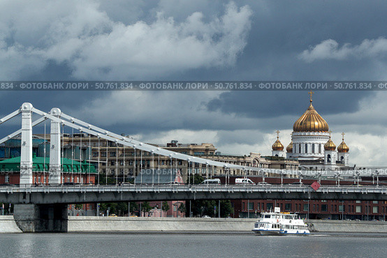 Москва. Москва-река, Крымский мост и  храм Христа Спасителя (2020 год). Стоковое фото, фотограф Михаил Терещенко / ТАСС / Фотобанк Лори